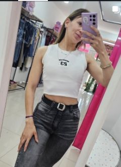 Top básico crop con denim tiro alto